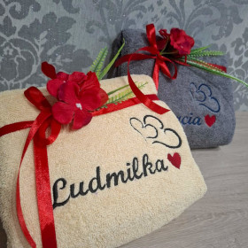 beżowy ręcznik z imieniem na prezent